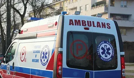 Karetka pogotowia ratunkowego podczas jazdy