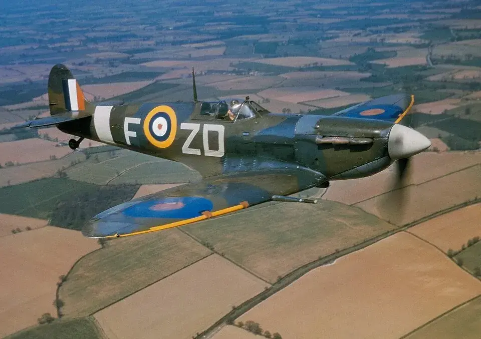 960px-Spitfire_VB_222_Sqn_RAF_in_flight_1942