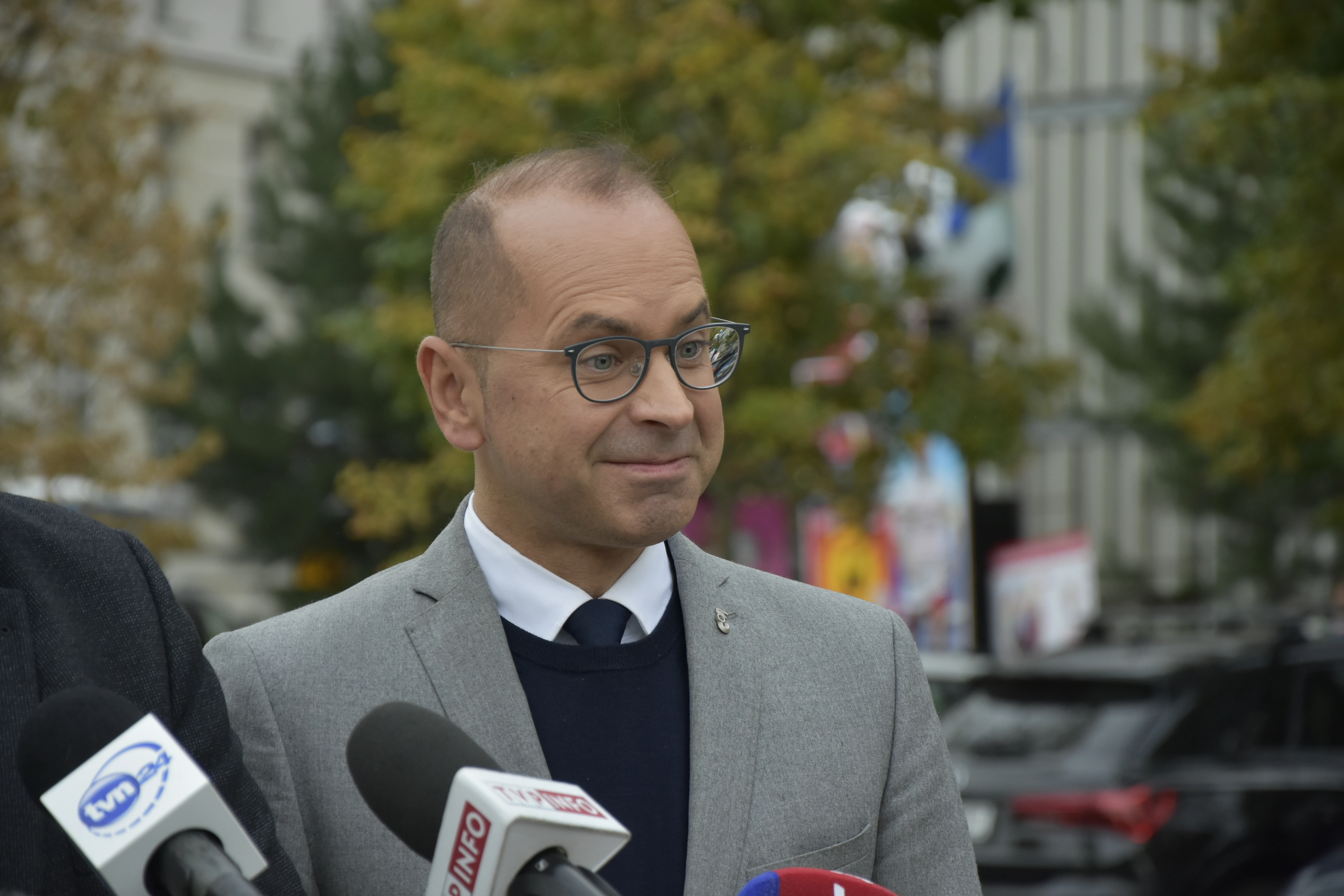 Rząd radzi Polakom, by grzać bez prądu. Europosła Szczerbę zapytano: „A pan co zrobi?” Odpowiedź będzie hitem