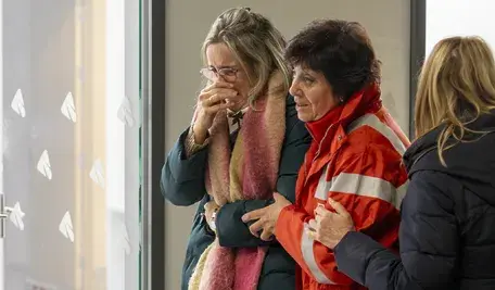 Kobieta otrzymująca pomoc po katastrofie kolejowej w Hiszpanii.