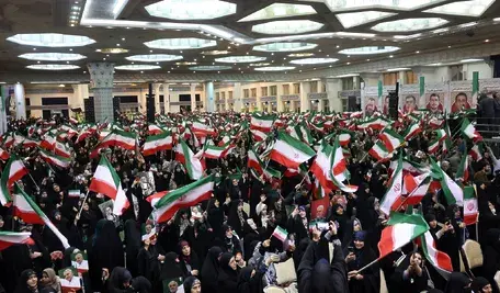 Irańczycy w Teheranie upamiętniają generała Kasema Solejmaniego, zabitego w ataku USA w 2020 r., podczas szóstej rocznicy jego śmierci, 1 stycznia 2026 r. W tle narastają protesty i groźby Donalda Trumpa o interwencji, jeśli reżim stłumi demonstracje siłą.