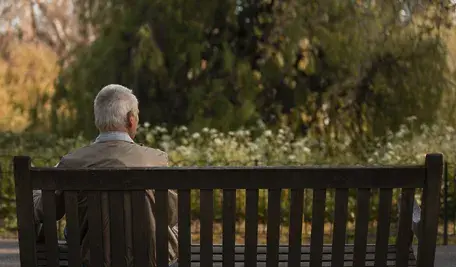 Starszy człowiek siedzący na ławce jako ilustracja tekstu o tym, iż Polska demografia bije rekordy wyludniania – Łódź skurczyła się o niemal 130 tys. osób od 2002 do 2023 r., za nią Katowice, Bytom i Częstochowa. Spadająca dzietność i migracja do wielkich aglomeracji tworzą bombę zegarową dla lokalnych gospodarek