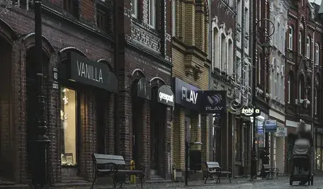 W Lęborku przy ul. Zwycięstwa trwa napięta akcja służb specjalnych. 35-letni mężczyzna uwięził kobietę w swoim mieszkaniu, odmawiając współpracy z policją