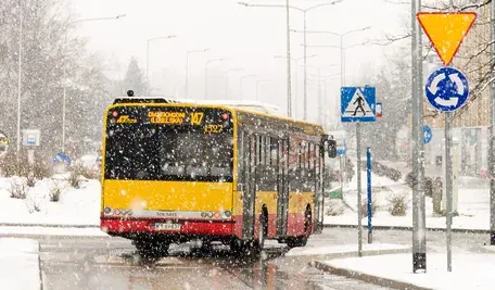 Służby w całej Polsce przygotowują się na trudną noc z intensywnymi opadami śniegu i oblodzeniem, które mogą sparaliżować drogi i kolej