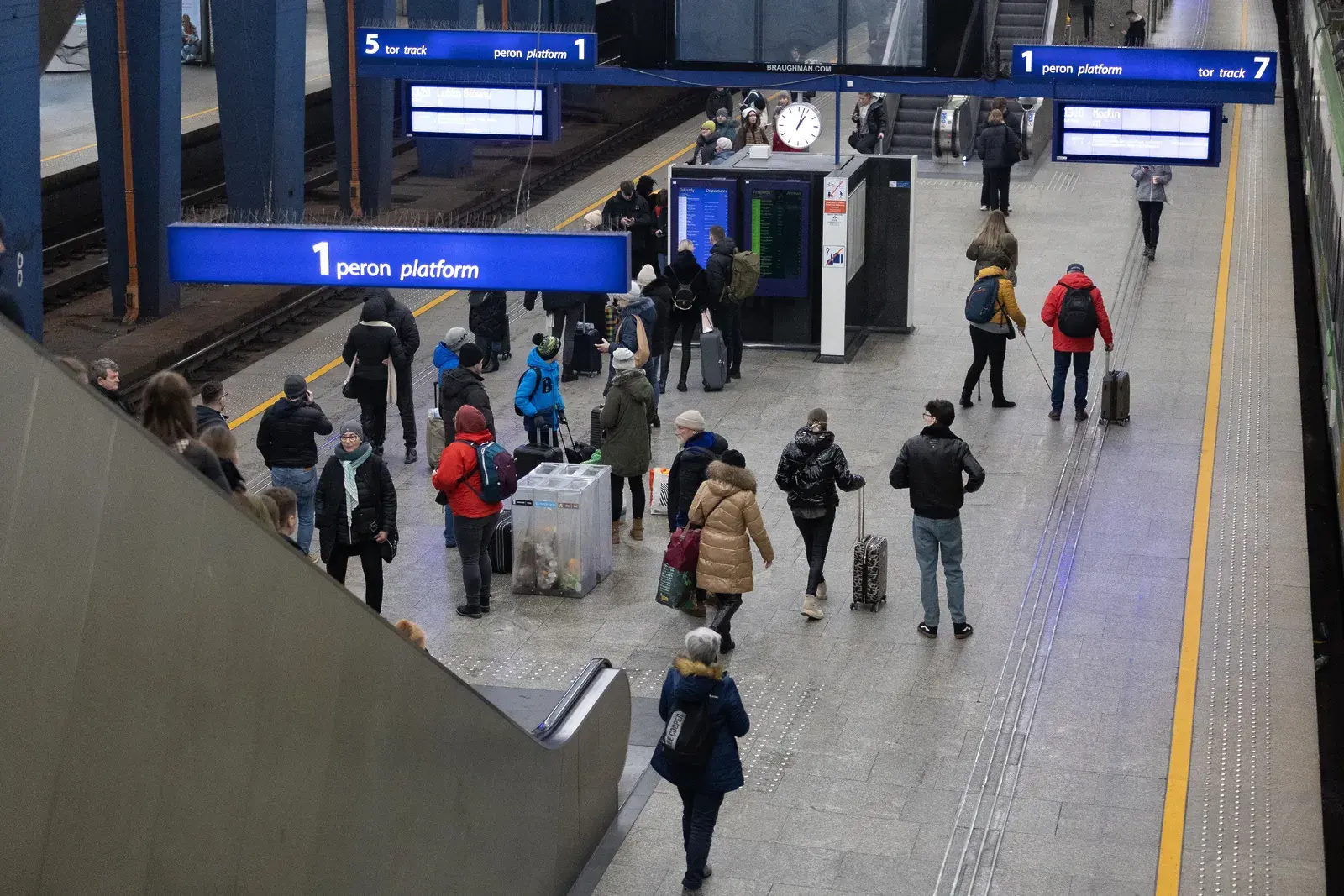Totalny chaos na kolei. Pasażerowie czekają choćby 14 godzin!