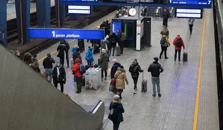 Pociąg stojący na torach linii kolejowej nr 3 między Poznaniem a Berlinem z powodu awarii trakcji