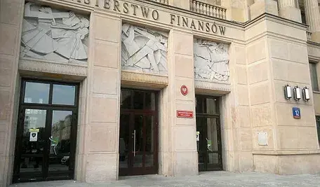 Wejście do budynku Ministerstwa Finansów.