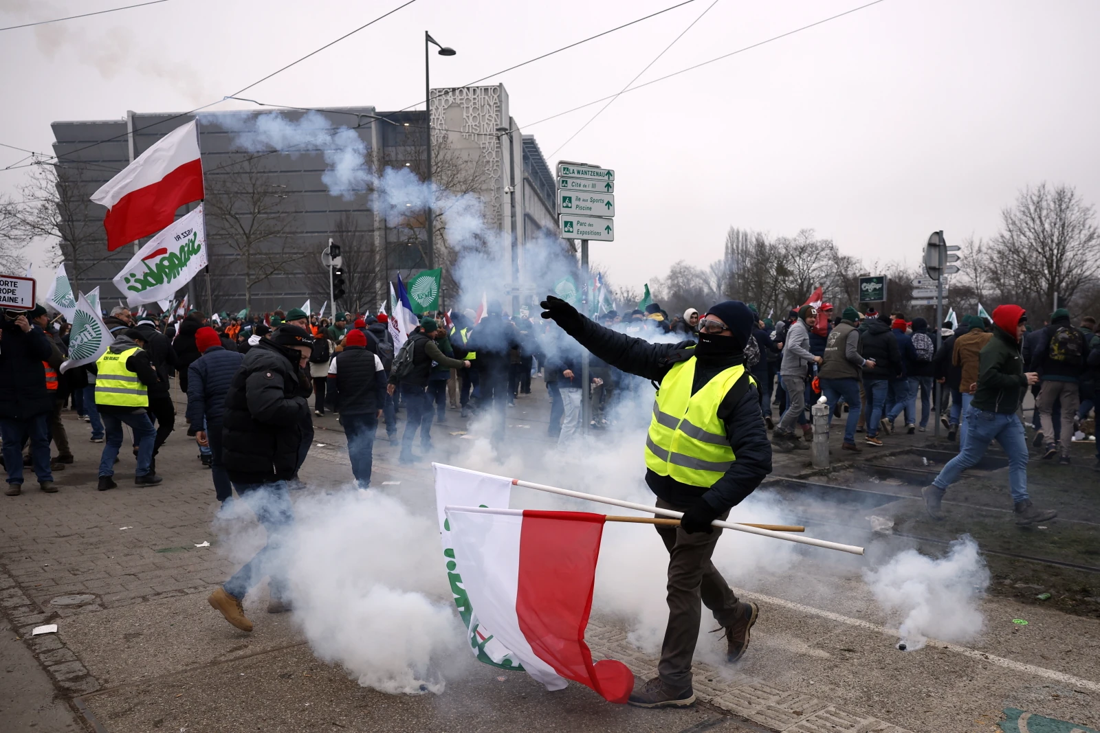 Bronili swojej przyszłości, spotkała ich przemoc. Polscy rolnicy zatrzymani w Strasburgu
