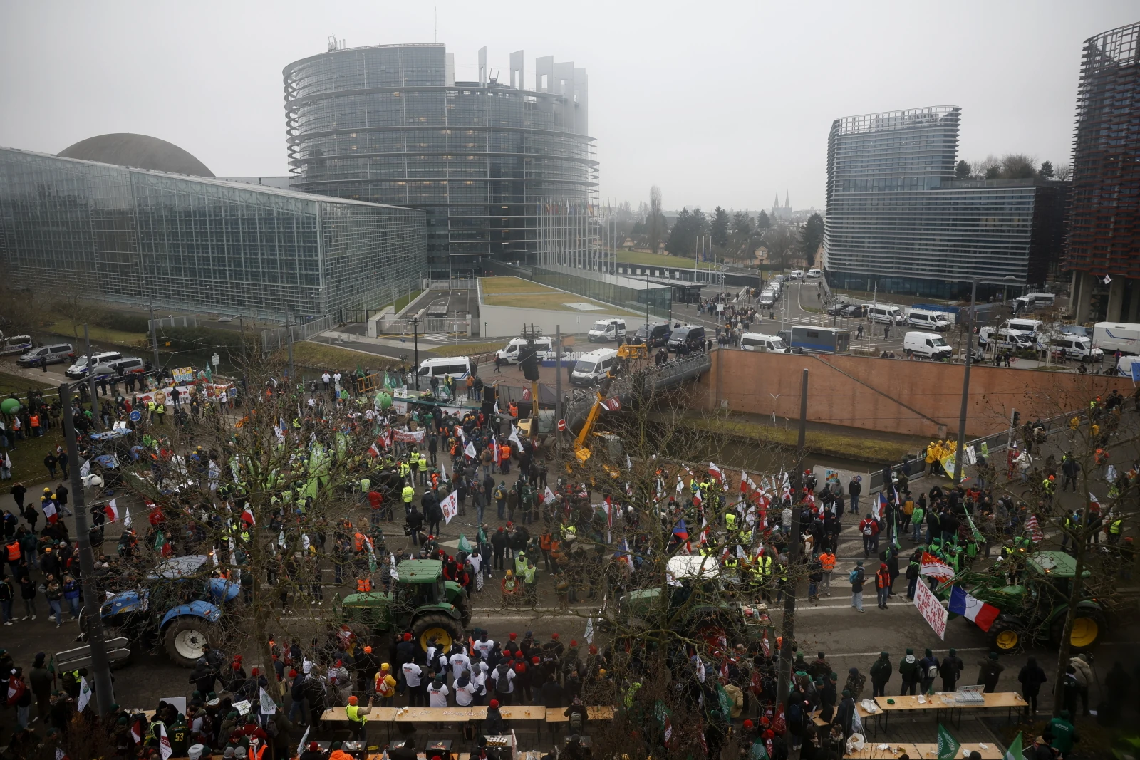 Tysiące rolników w Strasburgu! Protestują przeciwko umowie UE–Mercosur. Wśród nich Polacy