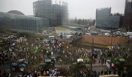 Rolnicy z całej Europy, w tym z Polski, protestują w Strasburgu z setkami traktorów w pobliżu Parlamentu Europejskiego, sprzeciwiając się umowie handlowej UE–Mercosur, która ich zdaniem zagraża europejskiemu rolnictwu.