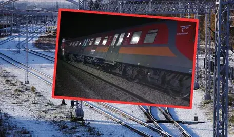 Zaśnieżone tory kolejowe i zdjęcie wykolejonego pociągu.