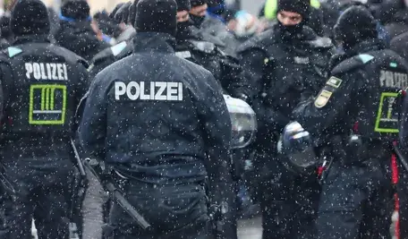 Umundurowani policjanci podczas działań operacyjnych.