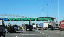 Kolejka samochodów do bramek płatniczych na autostradzie A2