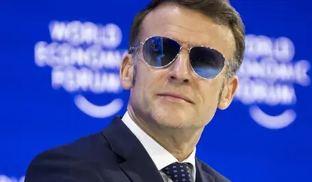 Prezydent Francji Emmanuel Macron podczas sesji plenarnej na Światowym Forum Ekonomicznym (WEF) w Davos 20 stycznia 2026 r. Wydarzenie pod hasłem „Duch dialogu” gromadzi liderów biznesu, nauki i polityki do 23 stycznia. Zdjęcie: EPA/GIAN EHRENZELLER.
