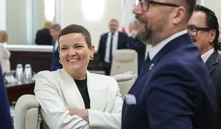 Warszawa, 20.01.2026. Minister kultury i dziedzictwa narodowego Marta Cienkowska (L) przed rozpoczęciem posiedzenia rządu w siedzibie KPRM w Warszawie, 20 bm. Rada Ministrów zajmie się m.in.: projektem częściowo wygaszającym ustawę o pomocy Ukraińcom z 2022 r., założeniami ustawy ws. uruchomienia dobrowolnego wsparcia rolników oraz projektem zmiany Prawa ochrony środowiska. (amb)