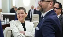 Warszawa, 20.01.2026. Minister kultury i dziedzictwa narodowego Marta Cienkowska (L) przed rozpoczęciem posiedzenia rządu w siedzibie KPRM w Warszawie, 20 bm. Rada Ministrów zajmie się m.in.: projektem częściowo wygaszającym ustawę o pomocy Ukraińcom z 2022 r., założeniami ustawy ws. uruchomienia dobrowolnego wsparcia rolników oraz projektem zmiany Prawa ochrony środowiska. (amb)