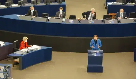 Europoseł KO Łukasz Kohut wywołał burzę w sieci po wpisie na platformie X, w którym opowiedział się za federalizacją Unii Europejskiej, co spotkało się z ostrą krytyką internautów.