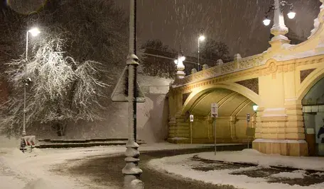 IMGW ostrzega przed silnym mrozem na północnym wschodzie Polski oraz marznącymi opadami i gołoledzią w centralnych i południowych regionach kraju.