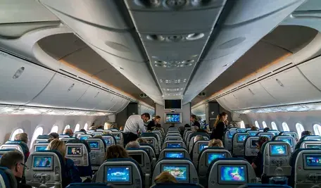 Europejskie linie lotnicze odwołują weekendowe loty na Bliski Wschód z powodu rosnącego napięcia militarnego i obaw o bezpieczeństwo pasażerów.