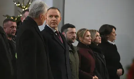  Wilno, Litwa, 25.01.2026. Prezydent RP Karol Nawrocki (3L), pierwsza dama Marta Nawrocka (3P), prezydent Republiki Litewskiej Gitanas Nauseda (2L) z małżonką Dianą Nausediene (P) oraz prezydent Ukrainy Wołodymyr Zełenski (4L) z małżonką Ołeną Zełenską (2P) podczas mszy św. w Archikatedrze Wileńskiej, 25 bm. W Republice Litewskiej trwają obchody 163. rocznicy Powstania Styczniowego.