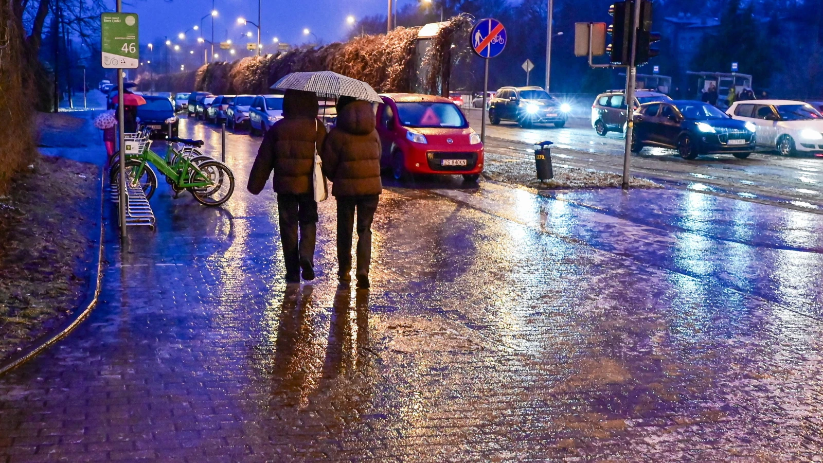 „Szklanka wszędzie”. Marznący deszcz sparaliżował Szczecin, dziesiątki kolizji, wstrzymane pociągi