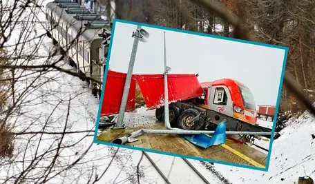 Uszkodzona ciężarówka po zderzeniu z pociągiem.