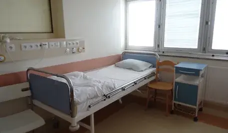 Puste szpitalne łóżko. ktoś kto na nim lezał, już nie leży