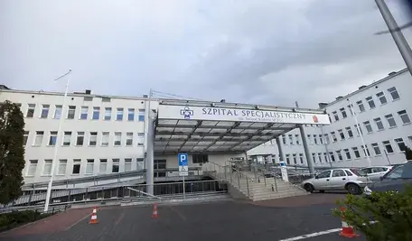 Budynek Szpitala Specjalistycznego im. Świętej Rodziny w Warszawie przy ul. Madalińskiego – wejście główne do placówki medycznej