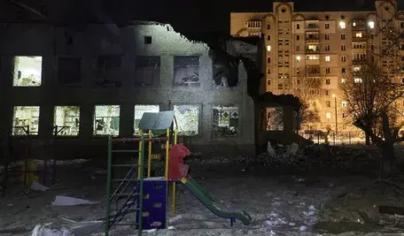 Zdjęcie z 26 stycznia 2026 r. przedstawia miejsce rosyjskiego ataku rakietowego na szkołę w Charkowie na północnym wschodzie Ukrainy. W wyniku nocnego nalotu co najmniej dwie osoby zostały ranne – poinformował mer miasta Ihhor Terekhov.