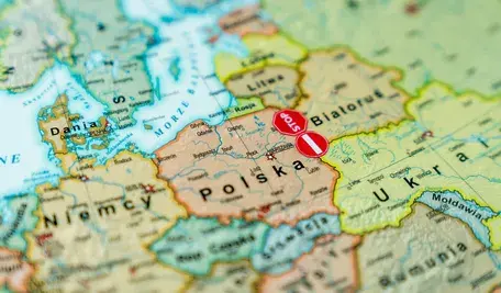 Białoruś prowadzi masowy werbunek agentów i działania hybrydowe w Polsce, lecz zagrożenie jest ograniczone dzięki skuteczności polskich służb.