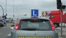 samochód do nauki jazdy na ulicy w Warszawie stoi na czerwonym świetle