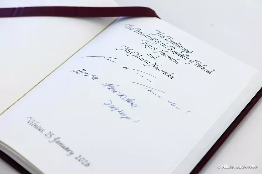 Podpis prezydenta Karola Nawrockiego i Pierwszej Damy Marty Nawrockiej