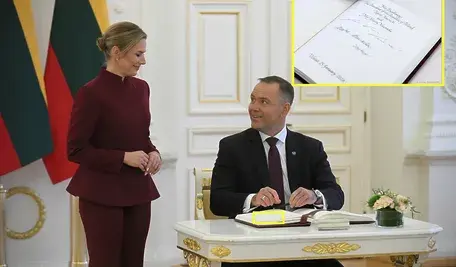 Prezydent Karol Nawrocki składa podpis pod księgą w WIlnie