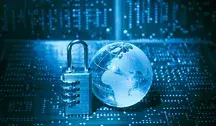 Kłódka stojąca obok przezroczystej kuli ziemskiej na tle cyfrowych danych