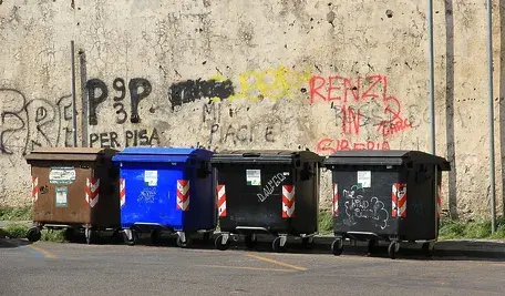 Kolorowe pojemniki na odpady.