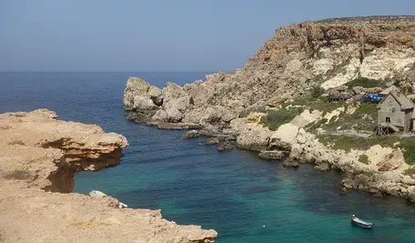 Wybrzeże Malty. Wysoka fala porwała 13-letnią dziewczynę, odnaleziono jej zwłoki