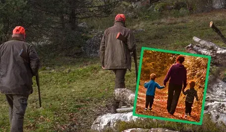 Myśliwi z bronią podczas polowania i spacerujące w lesie dzieci.
