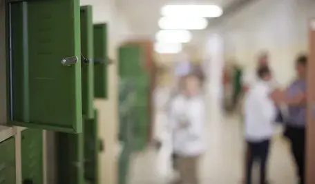 Nauczyciel miał pobić ucznia w głogowskiej szkole. Doszło to tego na lekcji techniki. Tu akurat korytarz szkolny i nie w Głogowie a w Warszawie, bo to zdjęcie ilustracyjne wykonane przez świetnego fotografa Andrzeja Wiktora