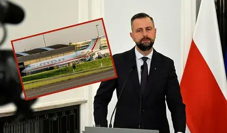 Wicepremier Władysław Kosiniak-Kamysz podczas konferencji prasowej na tle polskiej flagi oraz zdjęcie samolotu rządowego.