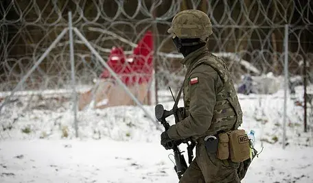 Uzbrojony żołnierz patrolujący granicę polsko-białoruską.