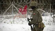 Uzbrojony żołnierz patrolujący granicę polsko-białoruską.