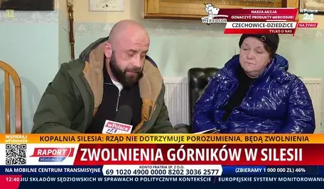 Reporter telewizji wPolsce24 Rafał Jarząbek rozmawia ze zwolnioną pracowniczką kopalnii