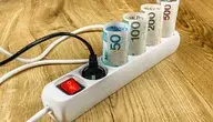 Ceny prądu w Polsce są bardzo wysokie. A będzie jeszcze gorzej. Na zdjęciu widzimy banknoty włożone w listwę energetyczną, co pokazuje, jak drogi jest prąd w Polsce rządzonej przez Donalda Tuska i jego ekipę