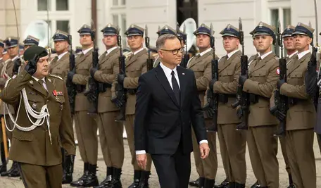 Donald Tusk skrytykował Karola Nawrockiego i Andrzeja Dudę za relacje z Donaldem Trumpem, na co były prezydent odpowiedział ostrym wpisem, broniąc współpracy Polski z USA.