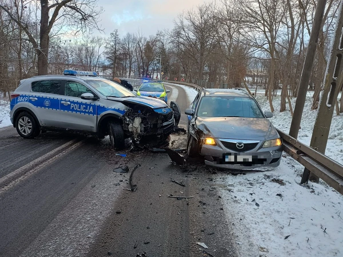 Sceny jak z amerykańskich filmów. Pościg pod Legnicą. Dwaj policjanci w szpitalu po staranowaniu radiowozu