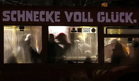 Pasażerowie jadą autobusem w berlińskiej dzielnicy Zehlendorf, południowo-zachodni Berlin, Niemcy, 4 stycznia 2026 r. Ogromny blackout spowodowany podejrzeniem podpalenia mostu kablowego nad Kanałem Teltow dotknął 45 tys. gospodarstw od 3 stycznia, gdy mróz skuwa miasto. EPA/FILIP SINGER