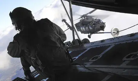 Żołnierze amerykańskich sił specjalnych na pokładzie śmigłowca. Amerykańskie media zdradzają kulisy operacji w Wenezueli