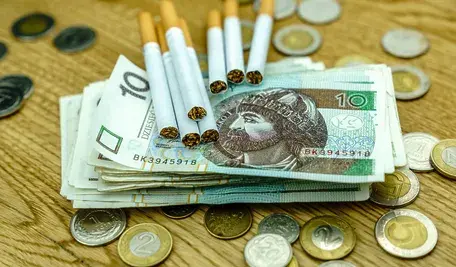 Od 1 stycznia 2026 roku wyższa akcyza na papierosy, tytoń do palenia i e-papierosy podniosła ceny wyrobów tytoniowych, a średnia cena paczki ma wynieść około 23,85 zł.