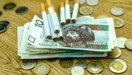 Od 1 stycznia 2026 roku wyższa akcyza na papierosy, tytoń do palenia i e-papierosy podniosła ceny wyrobów tytoniowych, a średnia cena paczki ma wynieść około 23,85 zł.