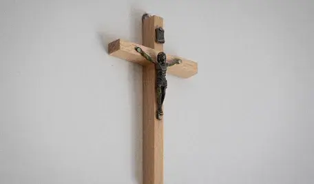 Na oczach uczniów, którzy protestowali przeciwko zdjęciu krzyża ze ściany miał on trafić do... kosza na śmieci